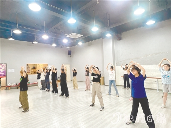 “文明（青年）夜?！弊屇贻p人下班后的時(shí)光變得充實(shí)又有趣。