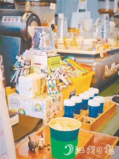 “源石珈啡”店內(nèi)擺放了客人珍藏的手辦，咖啡香里藏著童心與回憶。