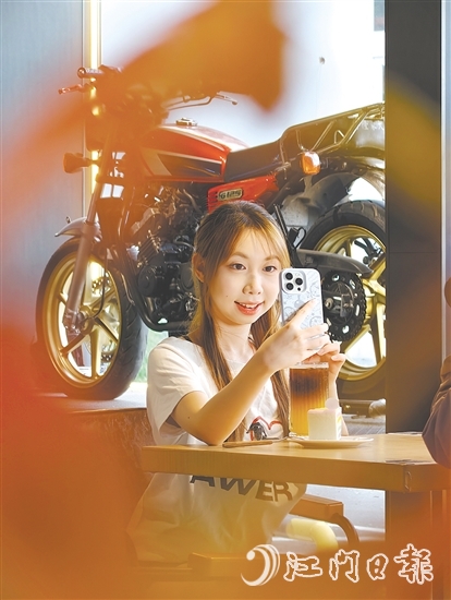 不少機(jī)車愛好者在“MORKE摩可咖啡”與經(jīng)典機(jī)車合影。