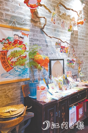 “黃家巷9號咖啡”店內(nèi)展示了各種五邑文創(chuàng)產(chǎn)品。