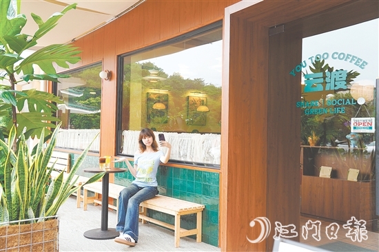 “云渡咖啡”以法式自然風(fēng)為設(shè)計(jì)基調(diào)，隨便一拍，都是森系電影大片的感覺。