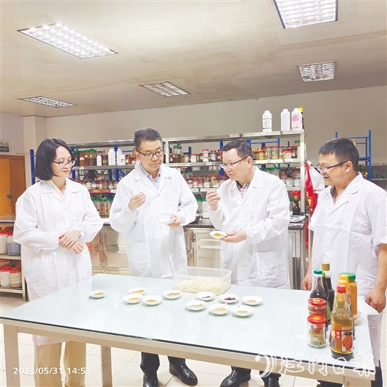 陳杰（右二）和同事仔細(xì)比對(duì)新研發(fā)產(chǎn)品的各項(xiàng)指標(biāo)。