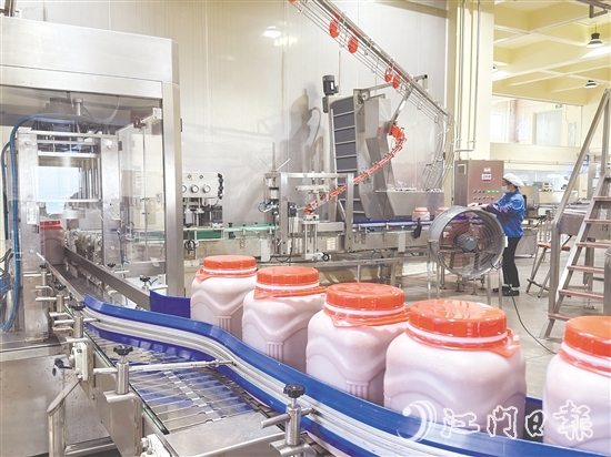 粵師傅公司將現(xiàn)代科技融入傳統(tǒng)工藝，不僅能保持產(chǎn)品的獨(dú)特風(fēng)味，更能實(shí)現(xiàn)生產(chǎn)的標(biāo)準(zhǔn)化、規(guī)?；?。