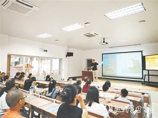 楊大煒借助生動視頻與趣味圖案為大家解析中國古建筑的特點。