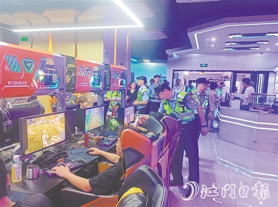 行動(dòng)中，警方對(duì)重點(diǎn)場(chǎng)所開展檢查。