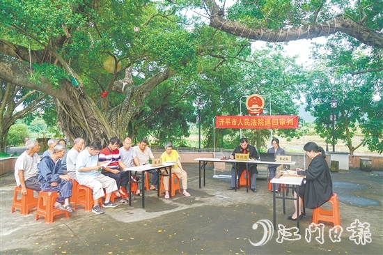 “紅棉解紛驛站”來到基層一線，土地承包糾紛在池塘旁的榕樹下得到圓滿解決。