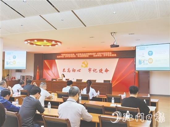 開平市公證處工作人員到翠山湖產(chǎn)業(yè)園開展普法宣傳。