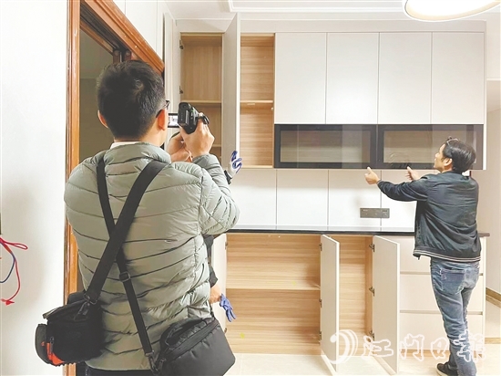 公證處工作人員為某個(gè)體戶提供證據(jù)保全公證服務(wù)。