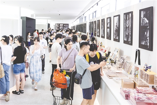 位于開(kāi)平市塘口鎮(zhèn)的先鋒天下糧倉(cāng)書(shū)店游人如織。