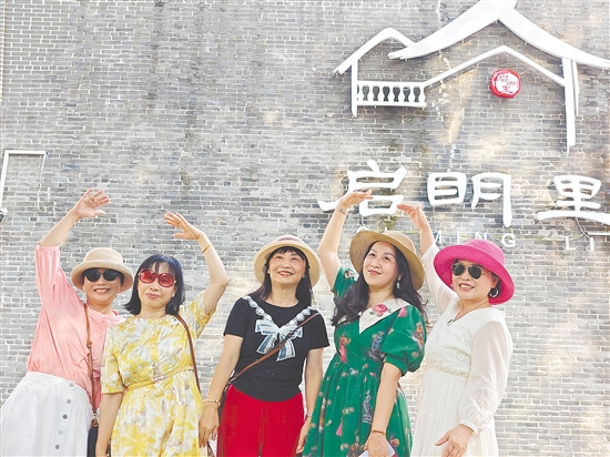 不少游客趁著假期前來(lái)蓬江區(qū)啟明里游玩打卡。