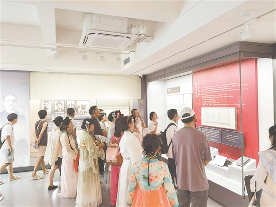 慕名到梁?jiǎn)⒊示蛹o(jì)念館參觀的游客絡(luò)繹不絕。