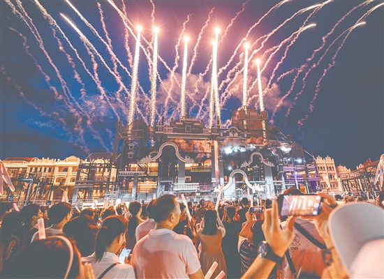 暑假期間，赤坎華僑古鎮(zhèn)推出夏日焰火音樂(lè)會(huì)，為游客帶來(lái)更豐富的游玩體驗(yàn)。