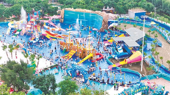 江海區(qū)長(zhǎng)廊生態(tài)園水上樂(lè)園游客眾多，“熱度”十足。景區(qū)供圖