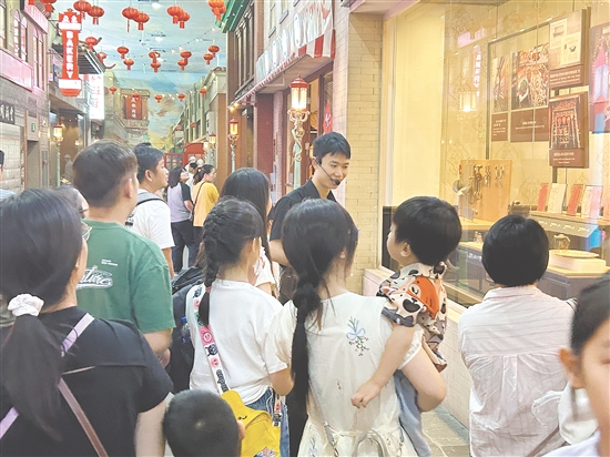 中國(guó)僑都華僑華人博物館吸引眾多市民游客前來(lái)參觀。