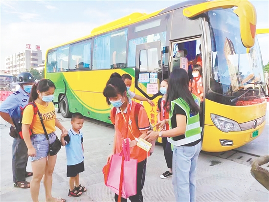 學(xué)生有序走下“定制公交”。