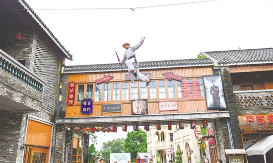 江門古勞水鄉(xiāng)旅游區(qū)《黃飛鴻與十三姨》表演。