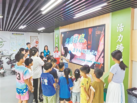 老師通過高清圖片與生動講解，帶領青少年了解漆扇制作工藝。