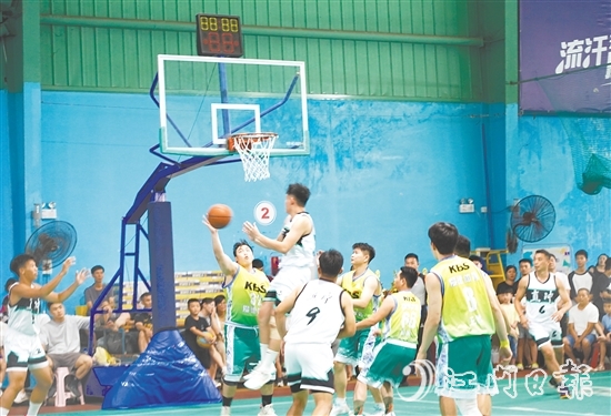 賽場(chǎng)上，球員們揮灑汗水、奮力拼搏。