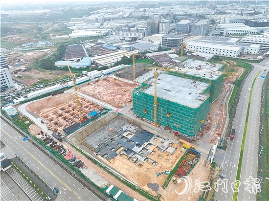 新能源動(dòng)力電池智造園項(xiàng)目首批廠房封頂。