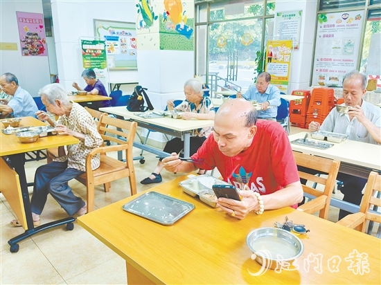 北門社區(qū)長(zhǎng)者食堂是新會(huì)區(qū)首批建設(shè)的長(zhǎng)者食堂之一，每天午餐時(shí)間有50多名長(zhǎng)者用餐。
