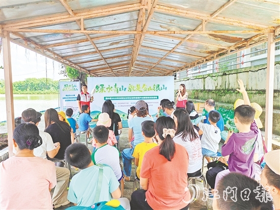 志愿者向親子家庭講解鳥類相關(guān)知識(shí)。