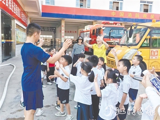 鶴山市沙坪消防救援站變身“安全學(xué)堂”。