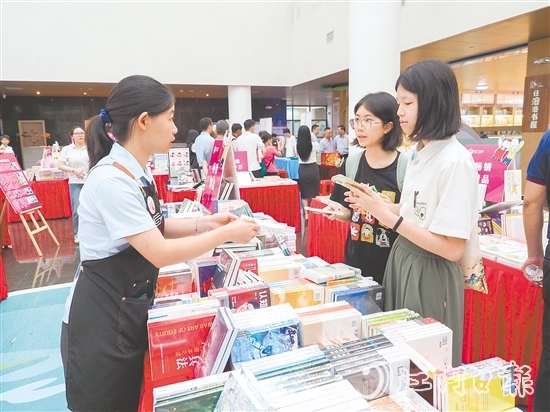 鶴山市圖書館舉辦圖書展銷及主題展活動(dòng)。