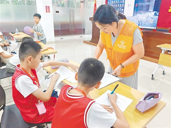 繽紛暑假成長(zhǎng)課程受到孩子們的歡迎。