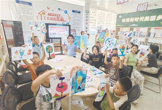 暑假公益培訓(xùn)班為孩子們提供一個免費(fèi)、優(yōu)質(zhì)的藝術(shù)啟蒙與實踐平臺。