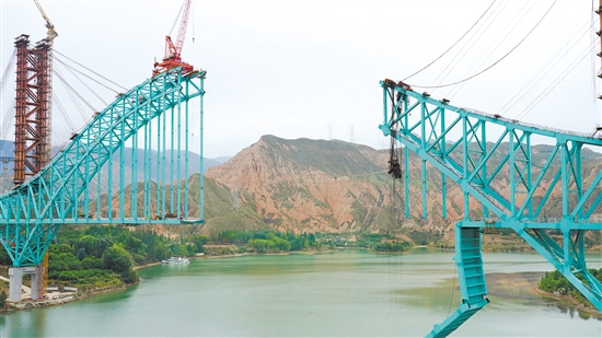 這是8月22日拍攝的川青鐵路尖扎黃河特大橋事故救援現(xiàn)場。新華社發(fā)