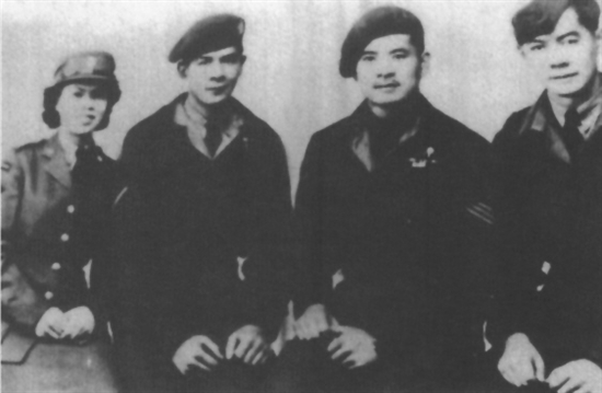 加拿大新會籍華僑高氏兄妹4人參軍并被錄用。