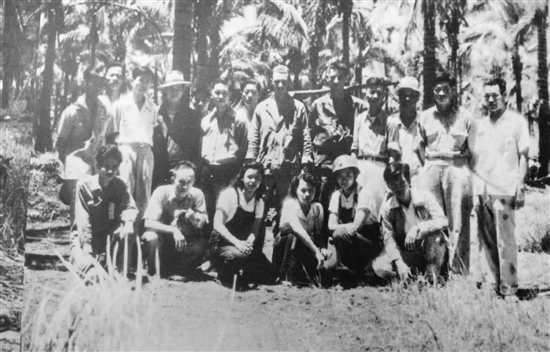 1945年4月30日，菲律賓華僑各界前線慰問團與美軍第十一空運師及“華支”戰(zhàn)士留影。