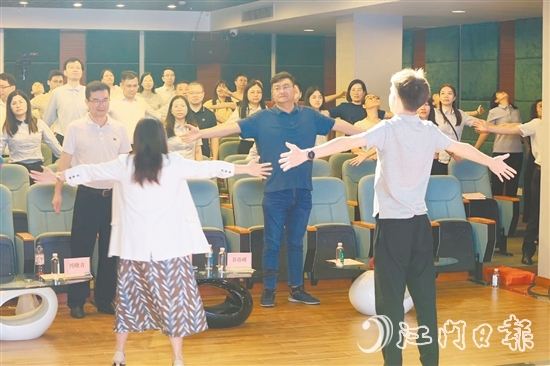 馮曉青邀請學(xué)員一起做解壓操。