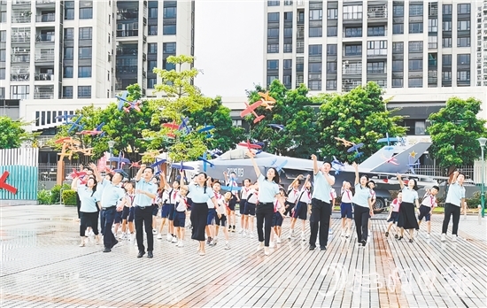 恩平市馮如小學(xué)舉辦齊放紙飛機(jī)活動(dòng)，深切緬懷馮如。