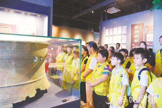 僑童們?cè)诙髌绞胁┪镳^了解恩平悠久厚重的歷史文化。