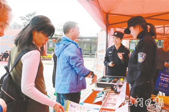 禁毒宣傳攤位上，民警為群眾答疑解惑。