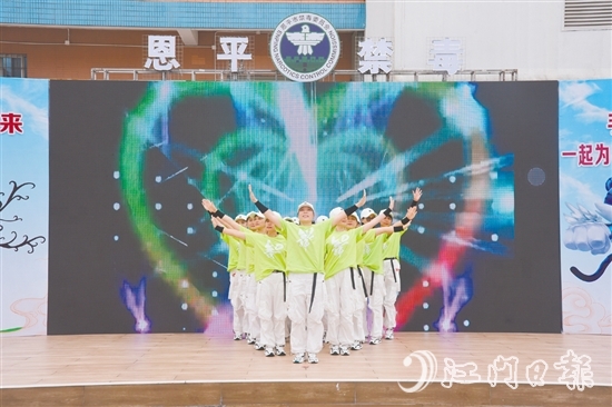 恩平市禁毒部門通過“健身+禁毒”的創(chuàng)新形式，將禁毒宣傳融入健身活動、體育賽事。