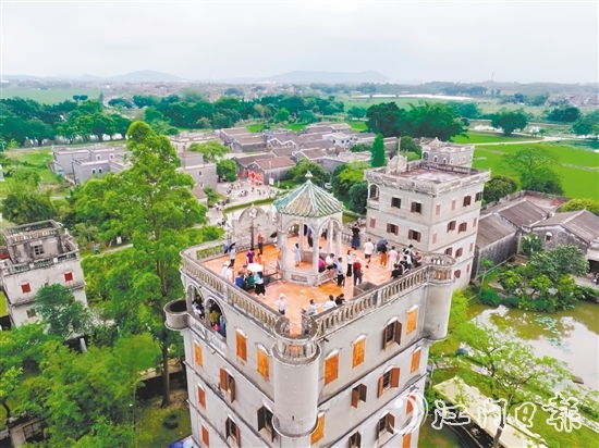 影視拍攝取景地自力村碉樓群吸引眾多游客前往游玩。