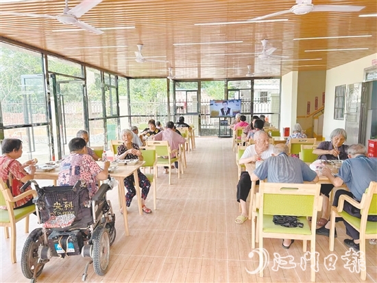 長者飯?zhí)檬邱R岡鎮(zhèn)綜合養(yǎng)老服務(wù)中心最熱鬧的地方。每到中午，飯香飄滿整個大廳。