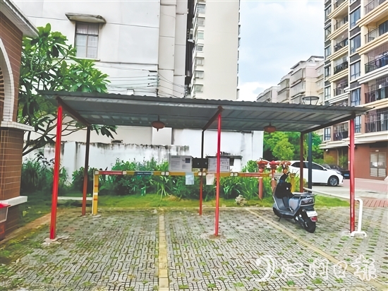 有了集中充電點(diǎn)，群眾停車更規(guī)范了。