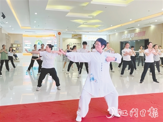 八段錦、健身操、瑜伽等健身課程成為青年的“新寵”。