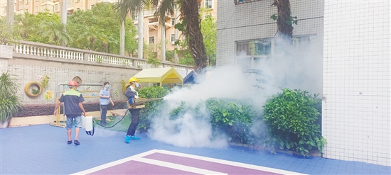 學(xué)校在暑期開展滅蚊工作。
