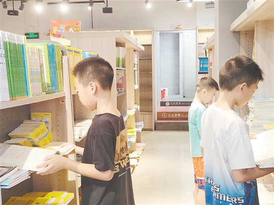 學(xué)生在選購(gòu)輔導(dǎo)書(shū)。