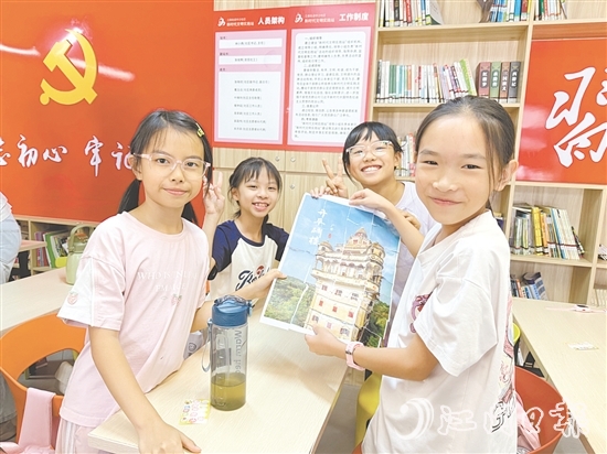 江南街道中沙社區(qū)黨群服務(wù)中心將紅色教育融入夏令營(yíng)活動(dòng)，通過(guò)繪畫(huà)等活動(dòng)，讓紅色基因浸潤(rùn)童心。