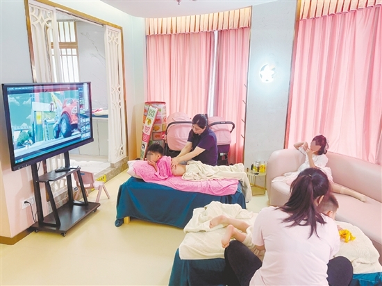 在推拿室里，專業(yè)調(diào)理師為孩子們進(jìn)行推拿。