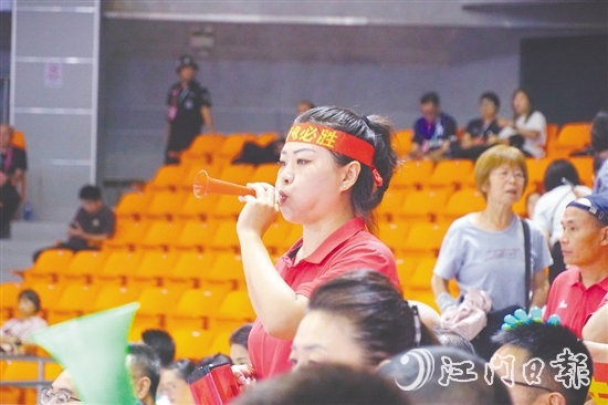 觀眾為支持的球隊加油。