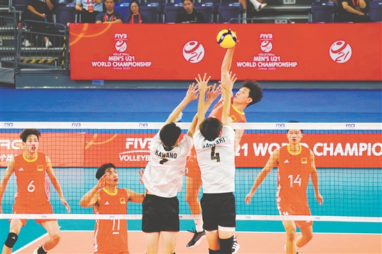 中國隊(duì)在比賽中展現(xiàn)出極強(qiáng)的韌性，最終以3：2戰(zhàn)勝日本隊(duì)挺進(jìn)八強(qiáng)。