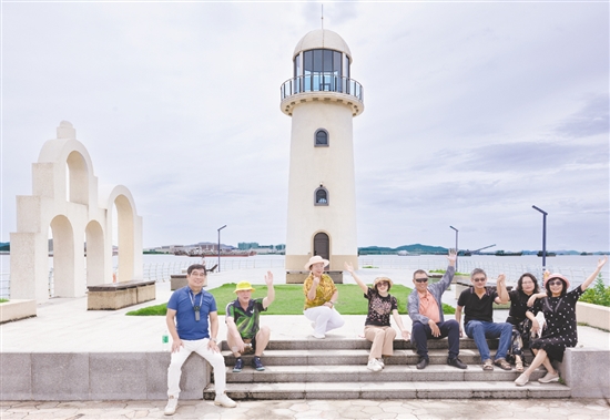 燈塔公園位于崖門鎮(zhèn)崖南墟舊碼頭，經典的燈塔與海闊天空構成美麗的畫卷，吸引著眾多游客前來打卡。