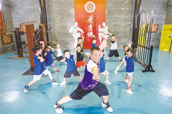 京梅村傳承發(fā)展蔡李佛文化從娃娃抓起。這里是國家級非物質文化遺產蔡李佛拳的發(fā)源地，是廣東省“百千萬工程”首批典型村、省鄉(xiāng)村振興示范村。