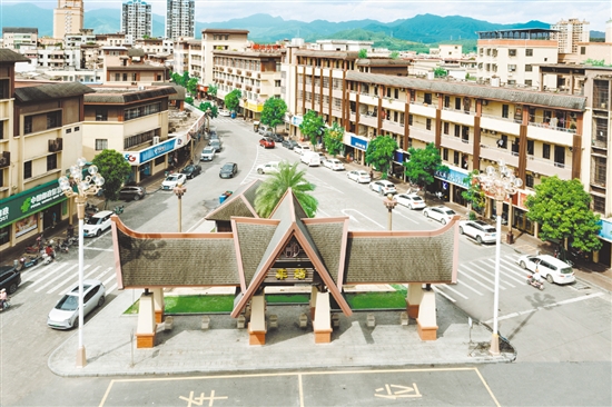 崖門文化綜合街區(qū)主干道注入東南亞風情和蔡李佛文化元素，沿街建筑外立面和人行道升級改造，店面、路燈風格統(tǒng)一。